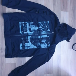 Tröja med tryck - Säljer denna sjukt coola tröjan, kom privat om ni vill köpa