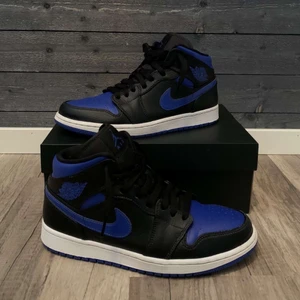 Jordan 1 hyper royal mids - Bra skick 8/10 box och kvitto finns, pris 1400 