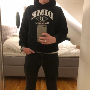 Skit snygg DIME Hoodie - Säljer nu min skit snygga DIME hoodie i storlek L som jag köpte i våras för att dem har blivit för kort för mig i armarna. Tjock o skön, mycket snygg passform men lite likt en collegehoodie i motivet. Använd 3 gånger. Köpt för 1400 men säljer den nu för 600 eller högstbudande!!🥰
