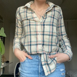 Flanellskjorta - Jättefin flanellskjorta från American Apparel, lite för liten för mig men i väldigt fint skick🥰