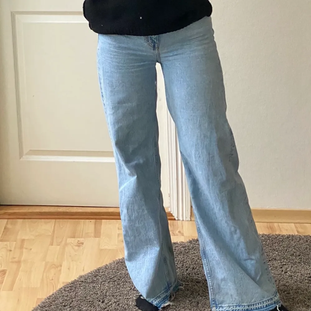 Snygga weekday jeans, ritat någit på baksida. . Jeans & Byxor.