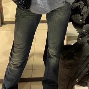 Miss sixty lågmidjade jeans - ⚠️lånad bild⚠️ Super fina Miss sixty lågmidjade jeans, köpta här på plick. Ser ut som nya, jag inga skador alls. Säljer pga de tyvärr var för små redan när jag köpte de:(