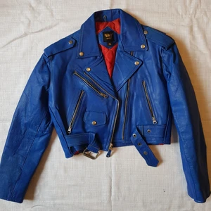 NICE London - Blå skinnjacka  - Blå skinnjacka med rött foder.