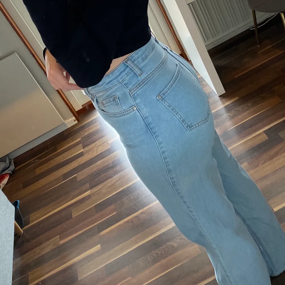 Blåa jeans från madlady. Jag är runt 170cm och dom är lite långa för mig. Dom är väldigt stretchiga. Ny pris 549kr. Dom är använda fåtal gånger.Storlek 38🤍                           Köparen står för frakten🤍. Jeans & Byxor.