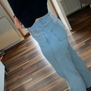 Jeans från madlady  - Blåa jeans från madlady. Jag är runt 170cm och dom är lite långa för mig. Dom är väldigt stretchiga. Ny pris 549kr. Dom är använda fåtal gånger.Storlek 38🤍                           Köparen står för frakten🤍