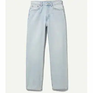 Skitsnygga jeans från weekday!!!👖 Endast använda ca 3 gånger🤍 Nypris: 500kr. Pris går att diskutera✨ Köparen står för frakt!