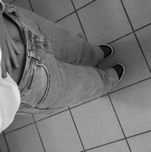 Jeans  - Hej! Säljer dessa jeans från bikbok stl s. Inget fel men tycker dem är lite stora. Skriv vid andra bilder och intresse❤️