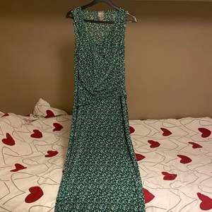 Lång grön klänning från Asos med blommor✨knytdetalj på framsidan!