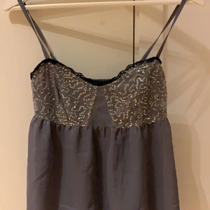 Topp - Säljer den här fina toppen som jag köpt av en här på Plick💗Den kommer tyvärr inte till användning💗