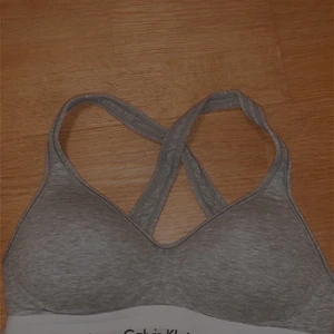 Calvin klein bh - nästan oanvänd calvin klein bh då jag köpte den men mina bröst bestämde sig för o krympa precis då🤩 Använd några gånger men inte många alls. Jag är 71cm under bysten och den sitter som en smäck, gör inget om man är under eller över 70 då den är stretchig som sagt :-)