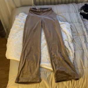 Raka sammets byxor XS - skit sköna byxor från Lindex, sitter väldigt bra och är även perfekt längd på mig som är 170cm, det är ett väldigt mjukt och stretchigt material. Dem är i fint skick och är inte använda mer än 5 gånger.🖤🖤Köparen står för frakten 