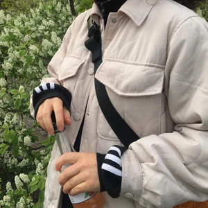 Jacka - Off white jacka från H&M i storlek XS men är oversize. Köptes i våras, har använts en säsong och är fortfarande i fint skick. Hämtas i Sthlm eller skickas spårbart om köparen betalar frakt. Jag tvättar den innan 🌈🌈