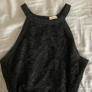 Hollister Linne - Ett gulligt linne köpt på Hollister för några år sedan. Sparsamt använd, skriv för mer bilder☺️