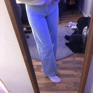 Blåa jeans  - Helt vanliga Blåa jeans från junkjard, sitter bra, aldrig andvända💗 