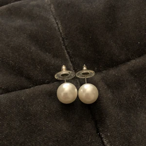 Pärl örhängen  - Pärl örhängen från glitter tror jag! Tvättar dom innan jag skickar det💕