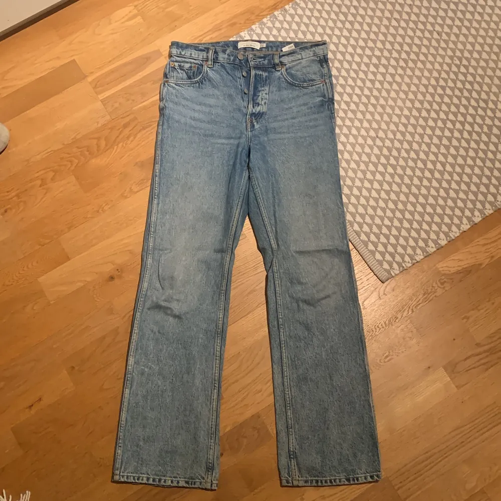 Raka jeans från Other stories i storlek 28. . Jeans & Byxor.