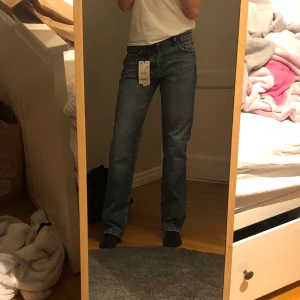 Jeans - Säljer ett par helt oanvända jeans från zara i låg midja och raka ben med prislapparna kvar. Dessa jeans är i perfekt skick eftersom jag aldrig använt de. De sitter lite stort på mig eftersom det är strl 38 och har vanligtvis 36 och jag tror de skulle sitta bättre på någon som är lite större än mig(: hör av vid entrédörren eller frågor. Om flera är intresserade blir det budgivning!