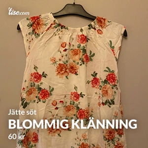 Blommig klänning  - Söt inte använt så många gånger väldigt luftig och bekväm. KÖPARE STÅR FÖR FRAKT 