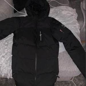 Sail racing jacka  - Säljer min sail racing jacka (svart) i mycket gott skick dam/tjej modell i storlek XS kan även skickas men du står för frakten.Som ny!Kan sänka priset vid snabb affär