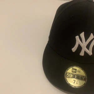 Fitted cap - Säljer min fitted cap som är i väldigt bra skick. Den har används rätt så mycket men ser helt ny ut! Kan skicka fler bilder ifall det behövs! 