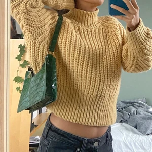 Gul stickad tröja - Sötaste stickade tröjan!!! Säljer då den tyvärr inte kommer till användning! 💖💖 Frakten kommer att vara spårbar!