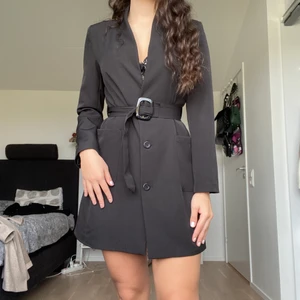 Kavajklänning - Säljer denna supersnygga klänning ifrån Bohoo, endast använd 1 gång! Sitter snyggt på och är bra i längden på mig (jag är 177cm). Har dock råkat få upp sömnen innuti klänningen (bild 3) men det går lätt att sy fast igen, & det är inget som syns utanpå klänningen. Köparen står för frakt 💞