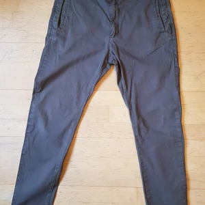 Elvine byxor - Grågröna byxor från Elvine. Modell: Cropson Pant Olive - 32