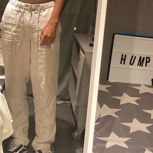 Hm linnebyxor  - Säljer nu dessa slutsålda linnebyxor från HM, relaxed fit! Färgen beige och storlek XS men passar S