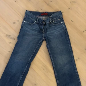 Low waist Levis jeans  - Low Waisted Levis jeans. Så fina ! Hör av dig för mer info. Modellen heter ”EVE” square Cut straight leg. Står storlek W29 L30 men jag brukar ha W27 och de passar bra.