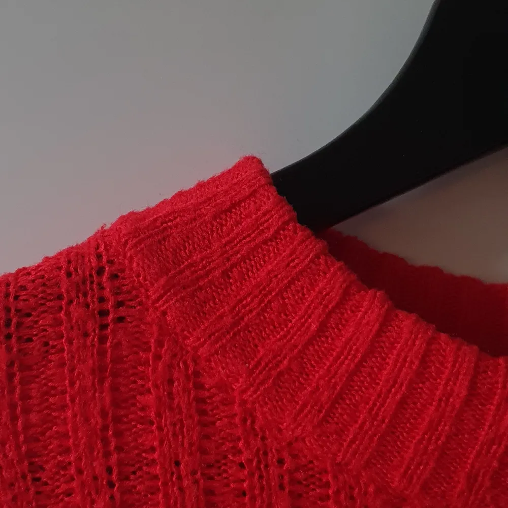 En röd Stickad tröja från H&M, i skorleken S men skulle ändå säga att den är relativt stor och sitter som en storlek M. Swish eller paypal funkar utmärkt. Alltid fri frakt :) . Tröjor & Koftor.