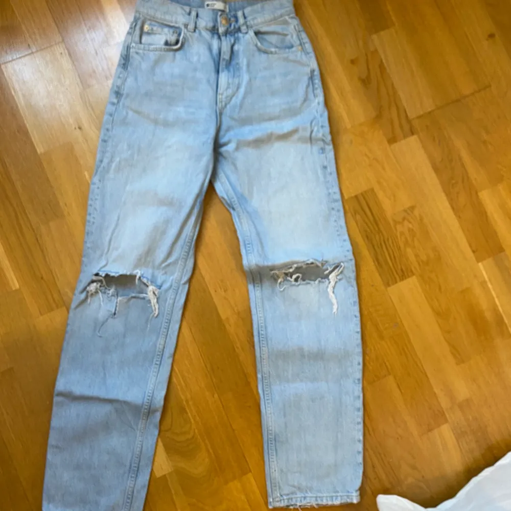 Säljer dessa fina raka ljusblå jeans med hål i. Skriv om du skulle vara intresserad så kan vi komma fram till ett pris💕. Jeans & Byxor.