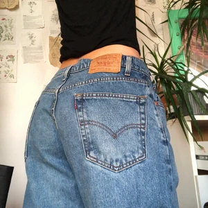 Levis baggy jeans - De perfekta baggy Levis jeansen! Plagget är i gott skick. Köpare står för 66kr spårbar frakt. Jag på bilden bär oftast w30 l32 men de passar både större och mindre beroende på önskad passform. Exakta mått kan tas vid förfrågan! Jag är 168cm lång