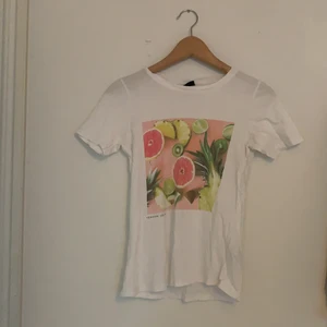 T-shirt från Ginatricot  - En snygg t-shirt från Ginatricot med fruktmotiv. Frakt ingår inte  