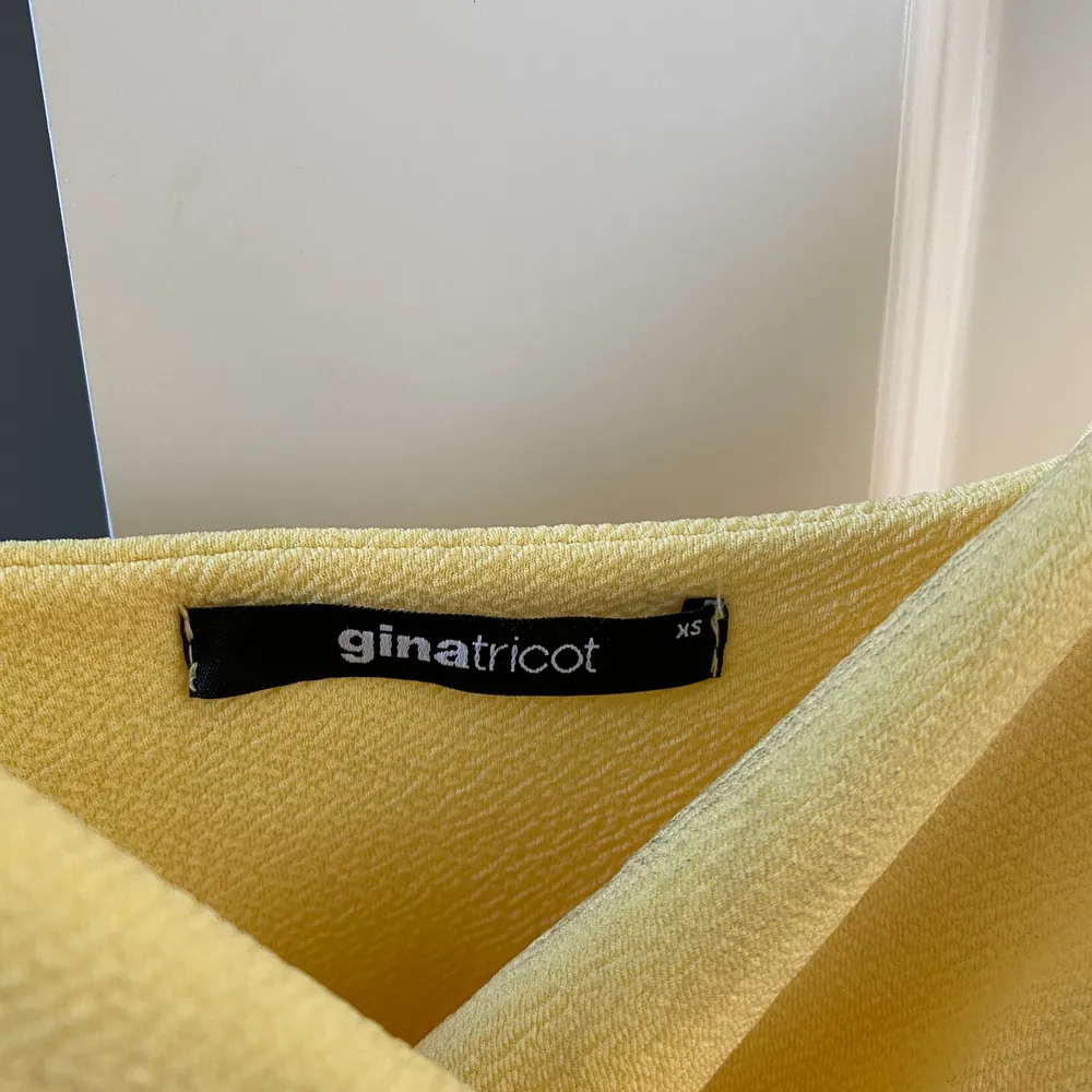 Somrig gul klänning från Ginatricot i storlek XS. Frakten ingår inte i priset. Klänningar.