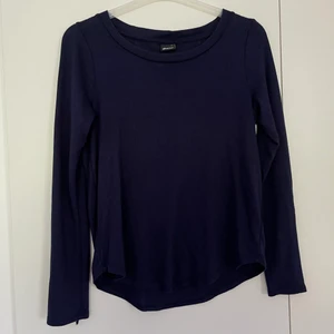 Långarmad tröja i stolek XS - Fin marinblå långärmad tröja från Gina Tricot i stolek XS!                                                                                     Köparen står för frakten!