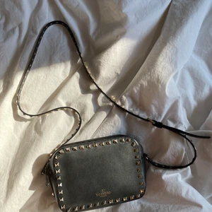 Valentino Camera rockstud bag🌸 - Funderar på att sälja min äkta valentino rockstud väska i svart. Använd men fortfarande väldigt bra skick. Dustbag medföljer. Säljer endast vid bra bud, skriv till mig om du är intresserad🦋🌸 nypris 10505kr