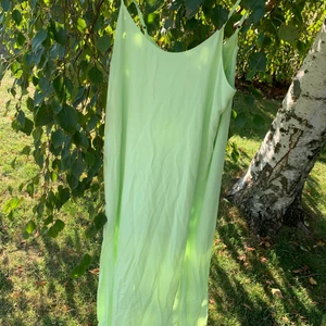 Grön långklänning från &other storys - Otroligt fin lång/midi klänning från &other storys. Mint/ljusgrön. Strl 38. HELT oanvänd. Härligt material och liten slits längst ner