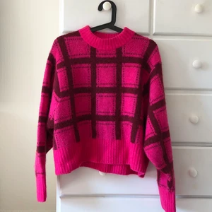 Mönstrad Stickad tröja Monki L  - Fin stickad tröja från Monki, storlek L, passar alla från XS-L beroende på vilken passform som önskas. Bra skick! 