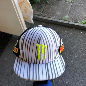 Snygg keps  - Riktigt snygg keps med monster tryck båda fram och back, rak skärm svart vit och grå 