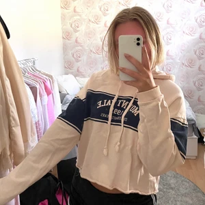 Croppad hoodie  - Croppad hoodie från Pull&Bear. Storlek S men passar M också! 💗