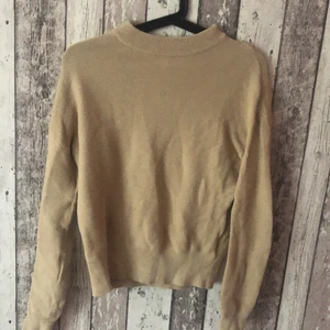 Stickad tröja från Newyorker stl S - Säljer en beige stickad tröja från newyorker i stl S, bra skick, men har andvänds i vardagen. 