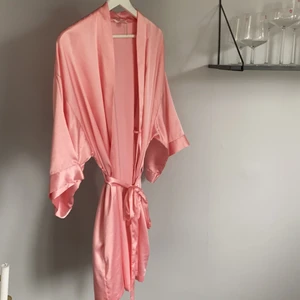 Morgonrock/kaftan från Victoria’s Secret - Rosa morgonrock från Victoria’s Secret. Storlek M/L. Sparsamt använd och i gott skick.