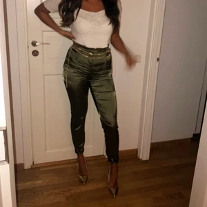 Byxor  - Byxor från prettylittlething. Storlek 34. Medelhög midja.