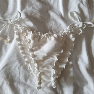 Bikiniunderdel! - Snyggaste bikinin ju! Beställde två i olika storlekar från h&m och den större passade mig bättre så säljer denna🥰 Bortklippt lapp. Aldrig använd. Nypris 100kr.