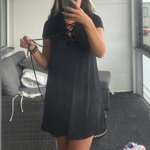 Svart klänning - Svart klänning från Forever 21 med knyttning. Använd ett fåttal gånger! Köparen står för eventuell frakt💕