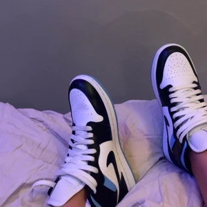 Air Jordan 1 mid Royal black  - Intressekolll på mina jordans i storlek 38! Skorna e ändast använda fåtal  gånger och bara lite  chreesade( stav) har lådan till men tyvärr tappat bort kvittot, köpta på sole plus för 2699 kr💓💓 ÄNDAST INTRESSEKOLL‼️💓