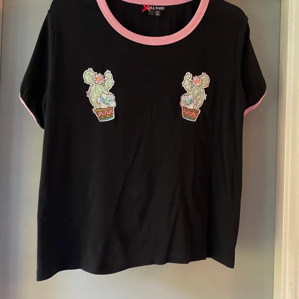 Skön och stretchig t-shirt från engelska Hell Bunny, använd med i fint skick! . T-shirts.