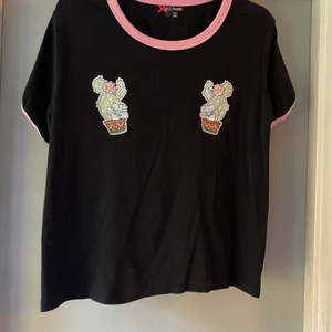 Hell Bunny t-shirt - Skön och stretchig t-shirt från engelska Hell Bunny, använd med i fint skick! 