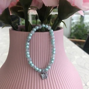 Blått armband med marmor - Ett superfint armband som har en elastisk tråd som gör att den passar de flesta. Vid frågor om mer specifika mått kontakta mig. Det är handgjort och säljs till ett billigt pris🌸