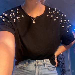 Svarta topp - Supergullig och fin svart topp med stenar på axlarna ✨💗 Använd fåtal gånger och kommer ifrån vero Moda. Storleken är L, men passar likaväl M och S